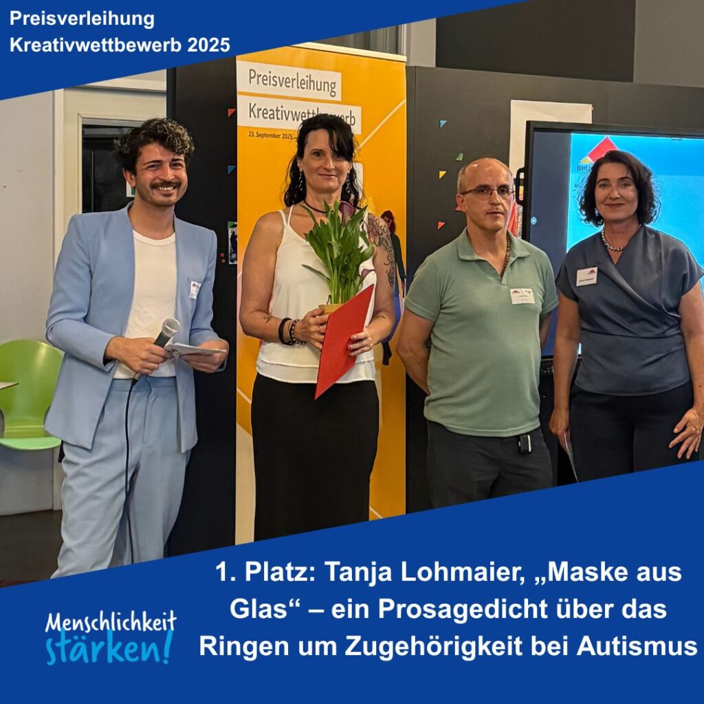 Preisverleihung Kreativwettbewerb 2025: Foto der Preisübergabe an Gewinner*innen. 1. Platz: Tanja Lohmaier, "Maske aus Glas" - ein Prosagedicht über das Ringen um Zugehörigkeit bei Autismus