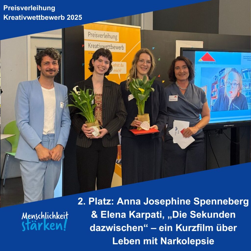 Preisverleihung Kreativwettbewerb 2025: Foto der Preisübergabe an Gewinner*innen. 2. Platz: Anna Josephine Spenneberg & Elena Karpati, "Die Sekunden dazwischen" - ein Kurzfilm über Leben mit Narkolepsie