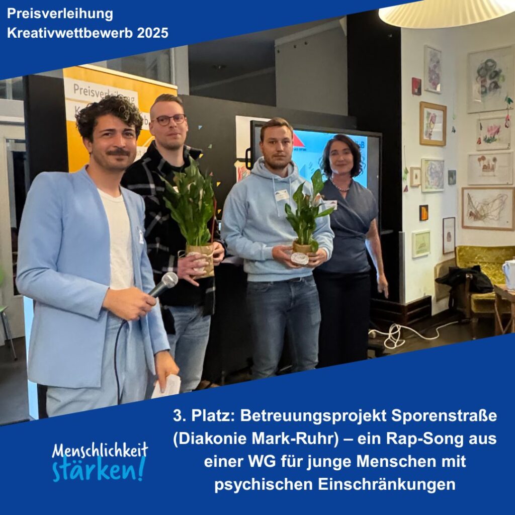Preisverleihung Kreativwettbewerb 2025: Foto der Preisübergabe an Gewinner*innen. 3. Platz: Betreuungsprojekt Sporenstraße (Diakonie Mark-Ruhr) - ein Rap-Song aus einer WG für junge Menschen mit psychischen Einschränkungen