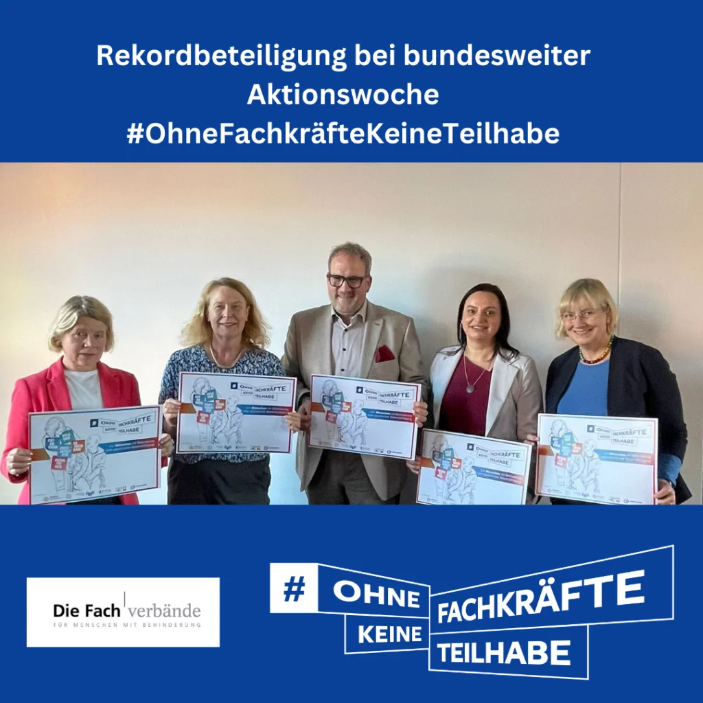 Fünf Personen halten Schilder in der Hand. Keyvisual zur Pressemitteilung.