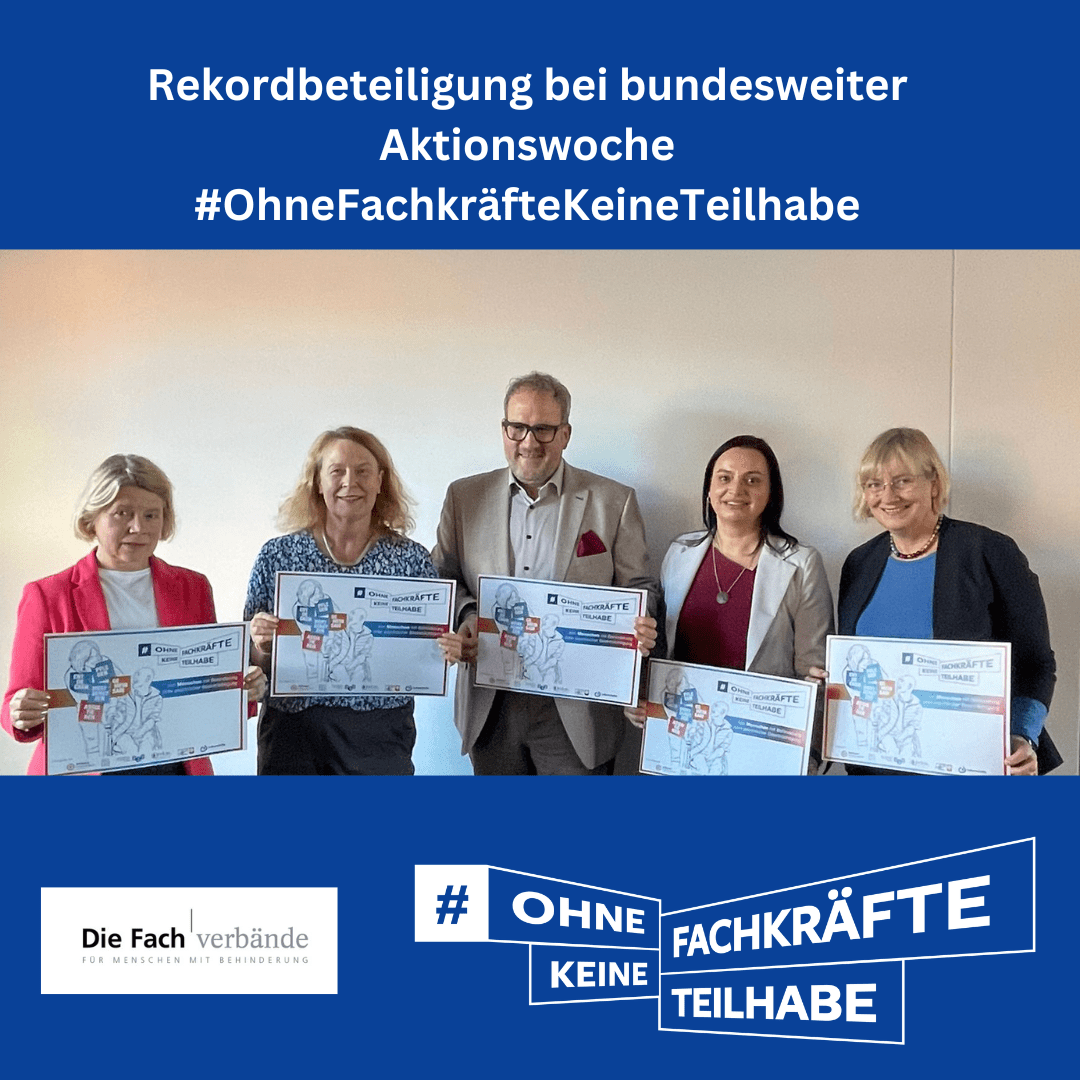 Fünf Personen halten Schilder in der Hand. Keyvisual zur Pressemitteilung.